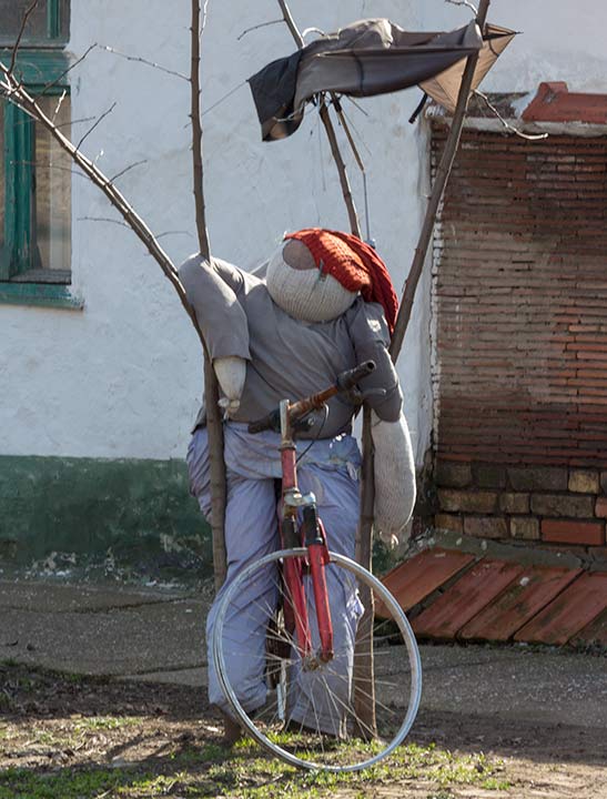 Skulkptura bicikliste, u Željeznički sokak...