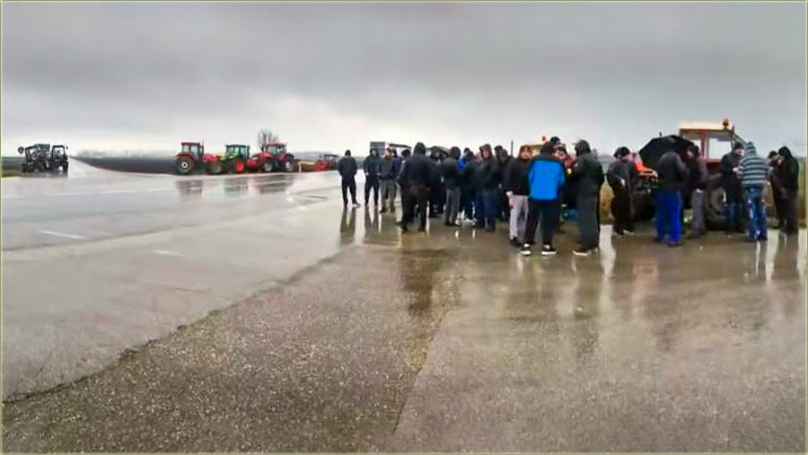 I na�i paori blokiravadu rastkrstnice !!!